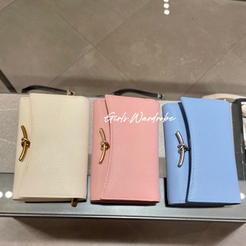 【𝐆𝐢𝐫𝐥𝐬.𝐖𝐚𝐫𝐝𝐫𝐨𝐛𝐞新加坡小CK正品代購】有相片層 扭結造型金釦中夾 錢包CK6-10770532-細節圖2