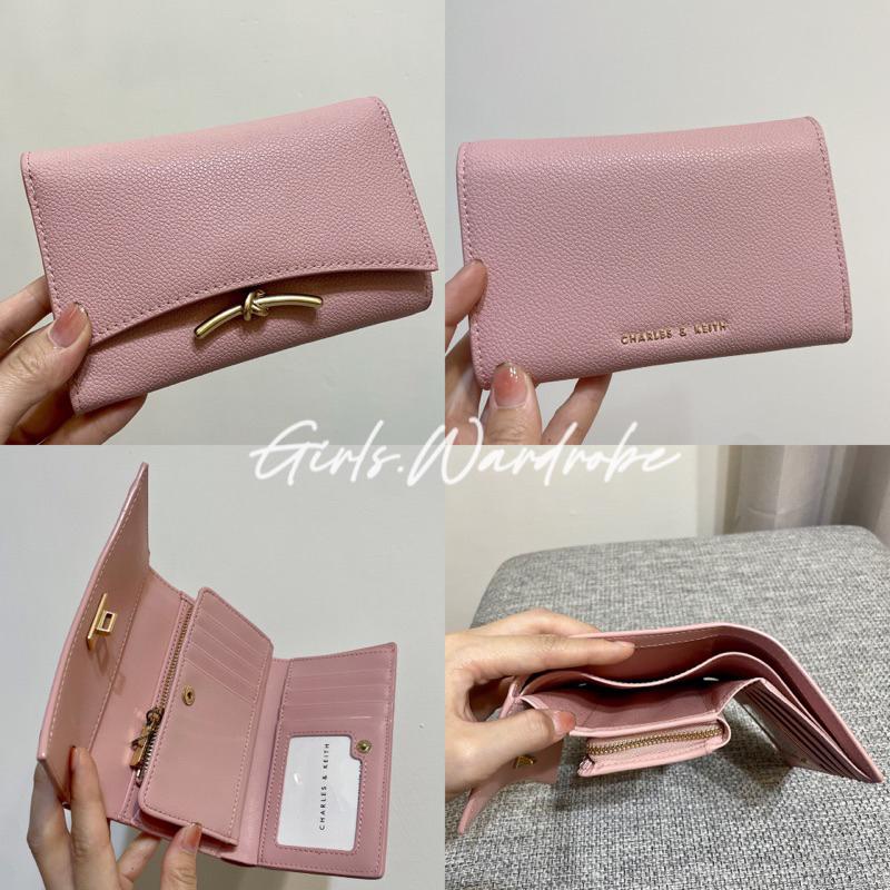 【𝐆𝐢𝐫𝐥𝐬.𝐖𝐚𝐫𝐝𝐫𝐨𝐛𝐞新加坡小CK正品代購】有相片層 扭結造型金釦中夾 錢包CK6-10770532-細節圖3