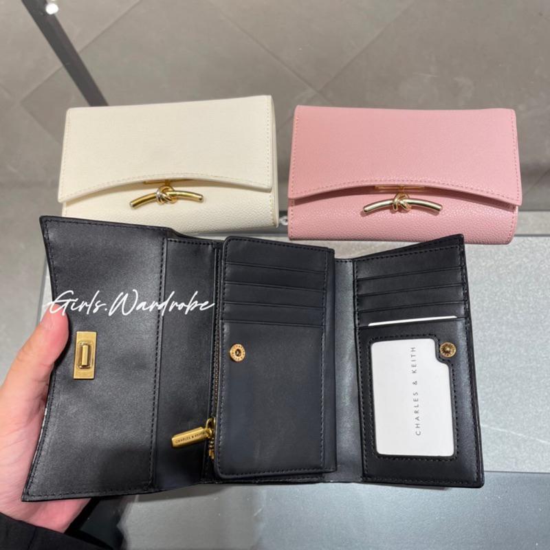 【𝐆𝐢𝐫𝐥𝐬.𝐖𝐚𝐫𝐝𝐫𝐨𝐛𝐞新加坡小CK正品代購】有相片層 扭結造型金釦中夾 錢包CK6-10770532-細節圖4