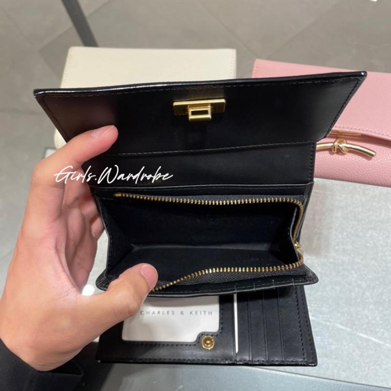 【𝐆𝐢𝐫𝐥𝐬.𝐖𝐚𝐫𝐝𝐫𝐨𝐛𝐞新加坡小CK正品代購】有相片層 扭結造型金釦中夾 錢包CK6-10770532-細節圖5