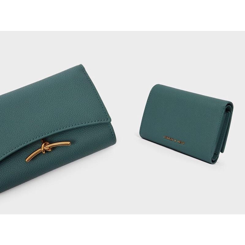 【𝐆𝐢𝐫𝐥𝐬.𝐖𝐚𝐫𝐝𝐫𝐨𝐛𝐞新加坡小CK正品代購】有相片層 扭結造型金釦中夾 錢包CK6-10770532-細節圖9