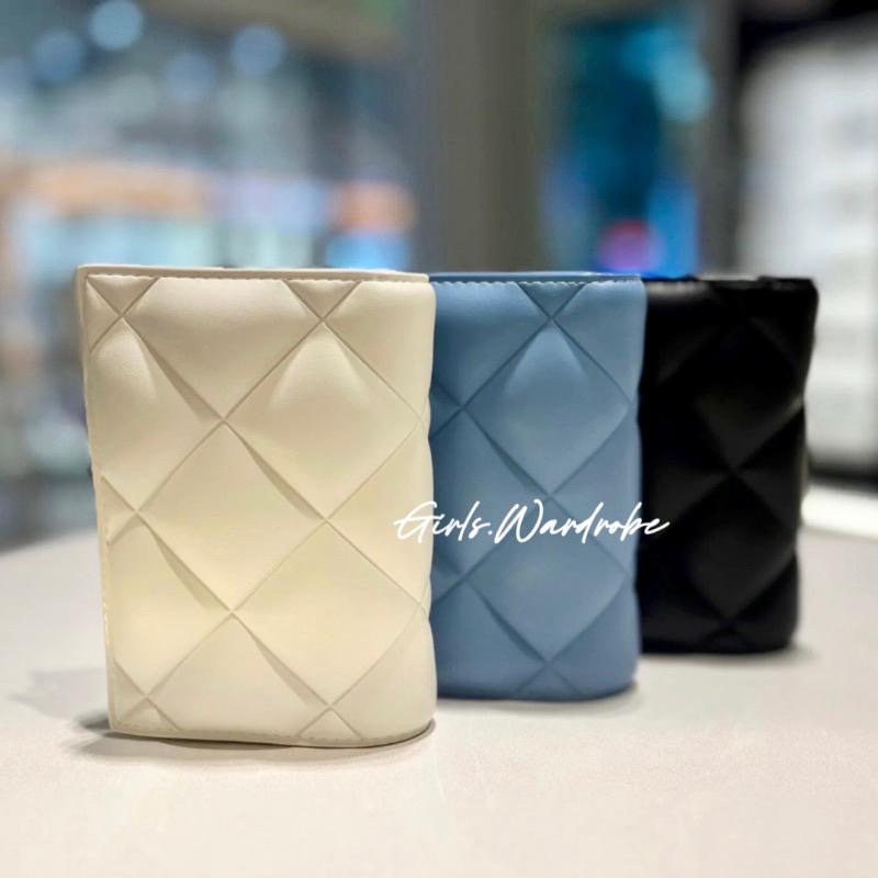 【𝐆𝐢𝐫𝐥𝐬.𝐖𝐚𝐫𝐝𝐫𝐨𝐛𝐞新加坡小CK正品代購】鬆軟菱格拉鍊短夾50770524 10770580聖誕禮物-細節圖2