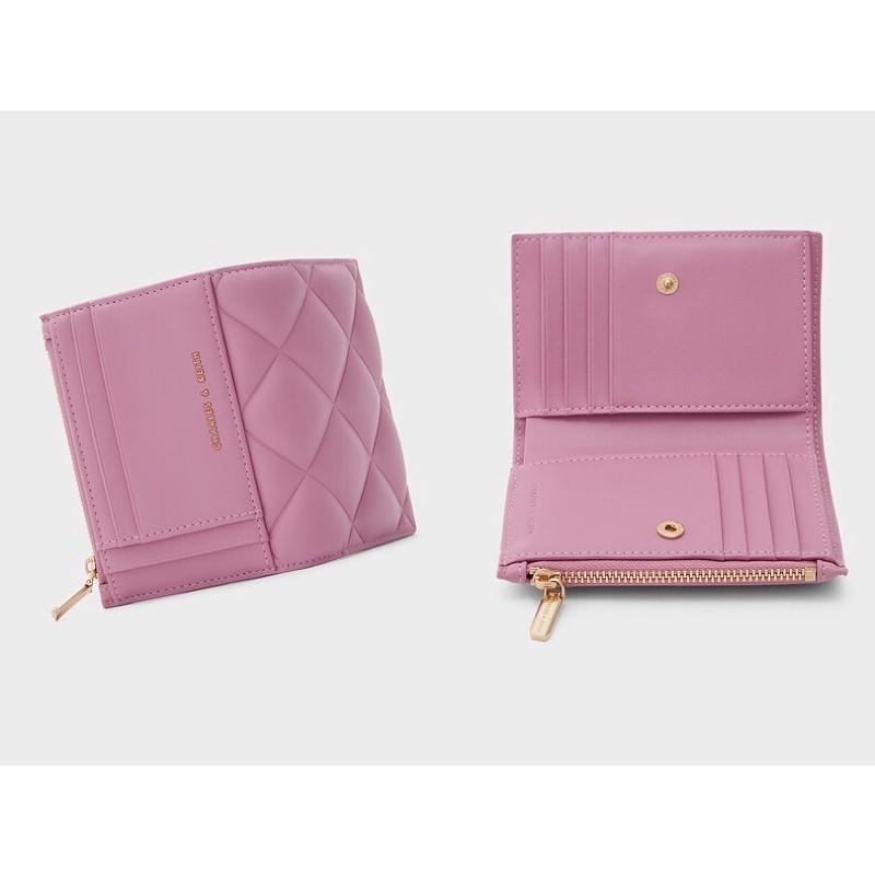 【𝐆𝐢𝐫𝐥𝐬.𝐖𝐚𝐫𝐝𝐫𝐨𝐛𝐞新加坡小CK正品代購】鬆軟菱格拉鍊短夾50770524 10770580聖誕禮物-細節圖8