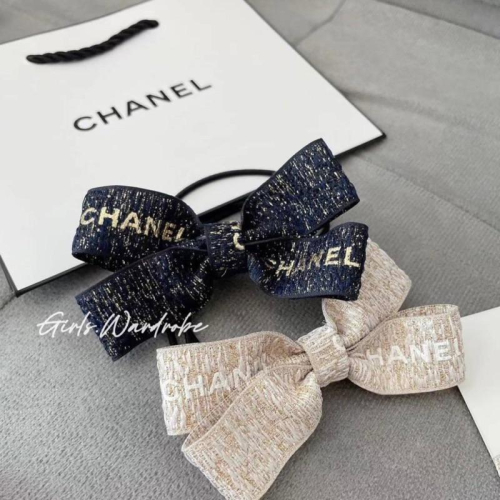 【𝐆𝐢𝐫𝐥𝐬.𝐖𝐚𝐫𝐝𝐫𝐨𝐛𝐞歐洲正品代購】Chanel香奈兒2022 2023 2024金蔥緞帶改造款髮圈/髮夾/髮箍
