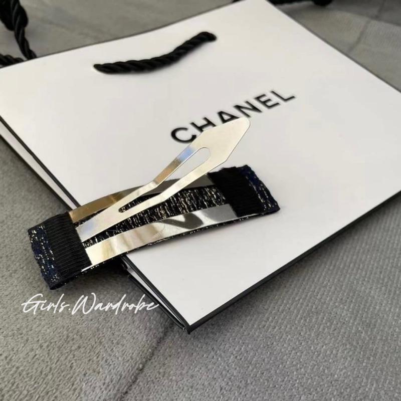 【𝐆𝐢𝐫𝐥𝐬.𝐖𝐚𝐫𝐝𝐫𝐨𝐛𝐞歐洲正品代購】Chanel香奈兒2022 2023 2024金蔥緞帶改造款髮圈/髮夾/髮箍-細節圖6
