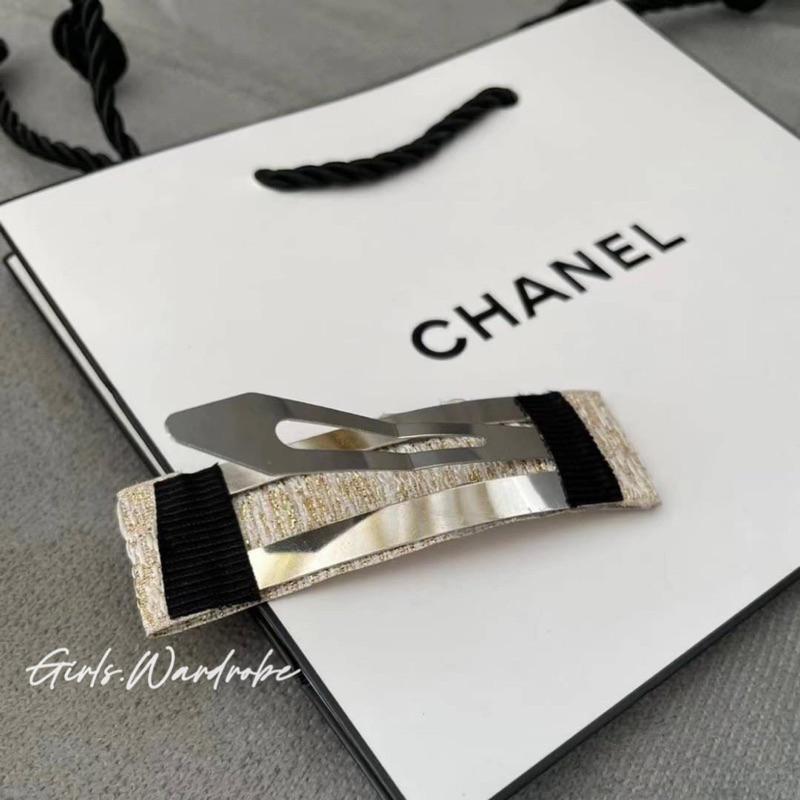 【𝐆𝐢𝐫𝐥𝐬.𝐖𝐚𝐫𝐝𝐫𝐨𝐛𝐞歐洲正品代購】Chanel香奈兒2022 2023 2024金蔥緞帶改造款髮圈/髮夾/髮箍-細節圖7