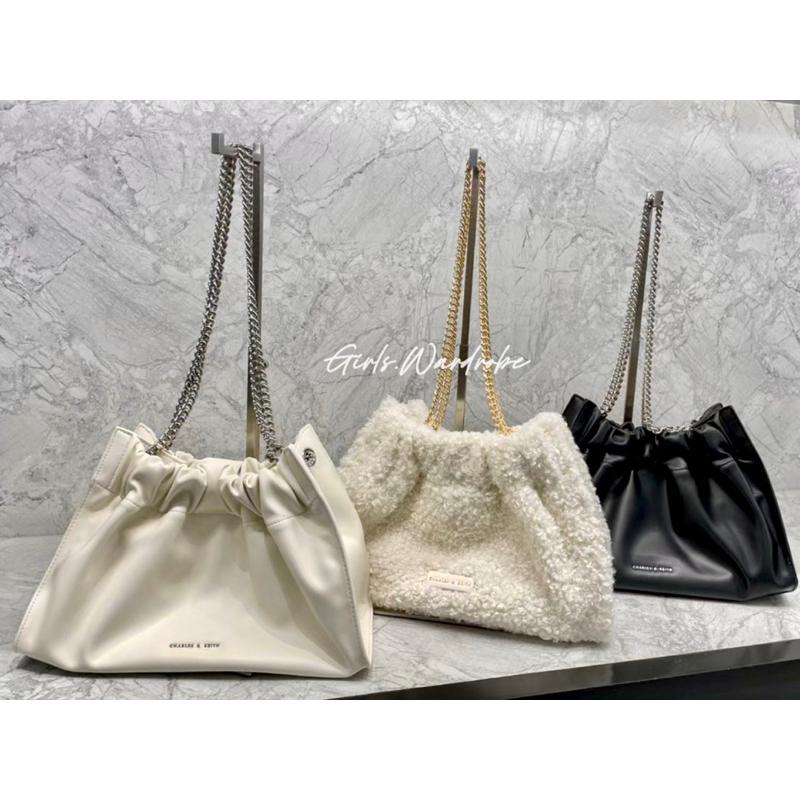 【𝐆𝐢𝐫𝐥𝐬.𝐖𝐚𝐫𝐝𝐫𝐨𝐛𝐞新加坡小CK正品代購】束口毛絨/皮革大容量雲朵包 單肩包 斜背包CK2-20782266-細節圖2