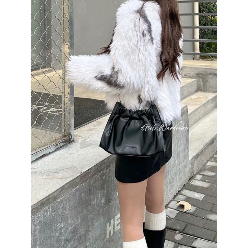 【𝐆𝐢𝐫𝐥𝐬.𝐖𝐚𝐫𝐝𝐫𝐨𝐛𝐞新加坡小CK正品代購】束口毛絨/皮革大容量雲朵包 單肩包 斜背包CK2-20782266-細節圖3