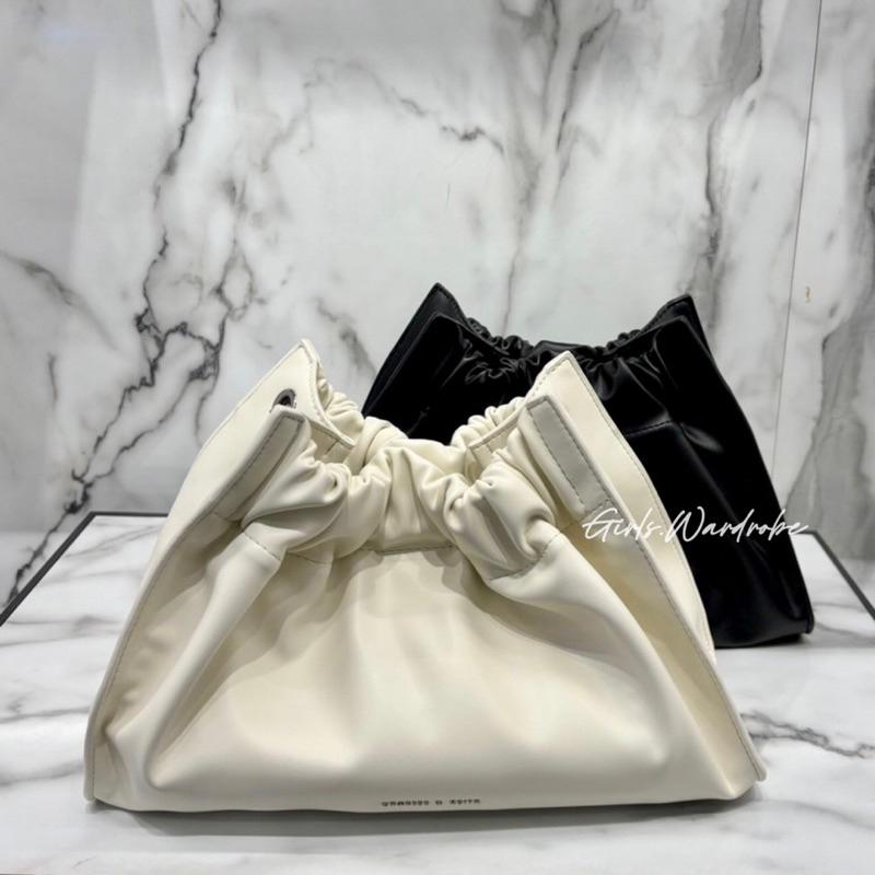 【𝐆𝐢𝐫𝐥𝐬.𝐖𝐚𝐫𝐝𝐫𝐨𝐛𝐞新加坡小CK正品代購】束口毛絨/皮革大容量雲朵包 單肩包 斜背包CK2-20782266-細節圖4