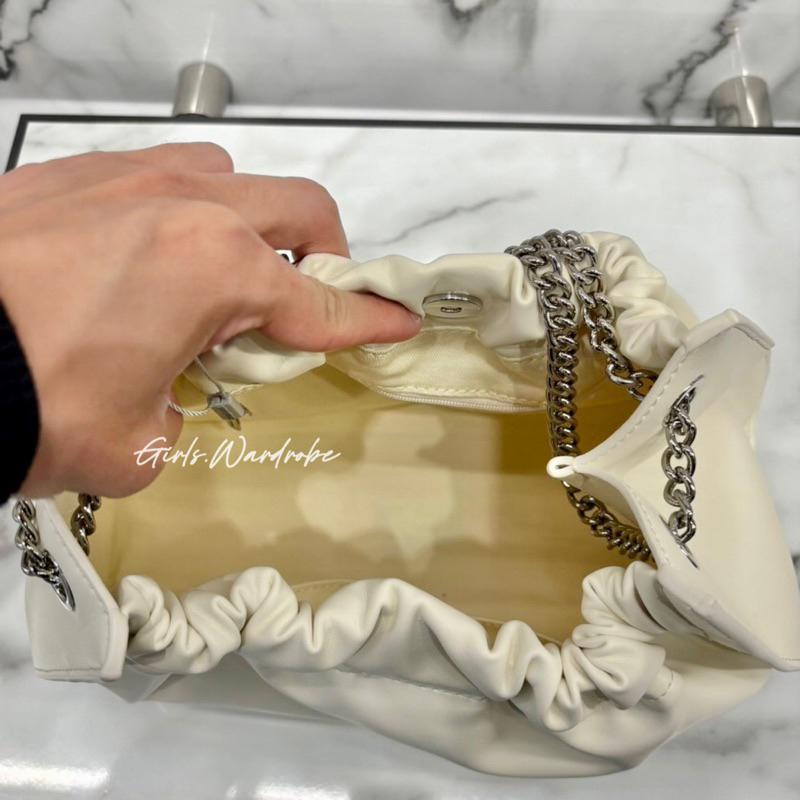 【𝐆𝐢𝐫𝐥𝐬.𝐖𝐚𝐫𝐝𝐫𝐨𝐛𝐞新加坡小CK正品代購】束口毛絨/皮革大容量雲朵包 單肩包 斜背包CK2-20782266-細節圖5