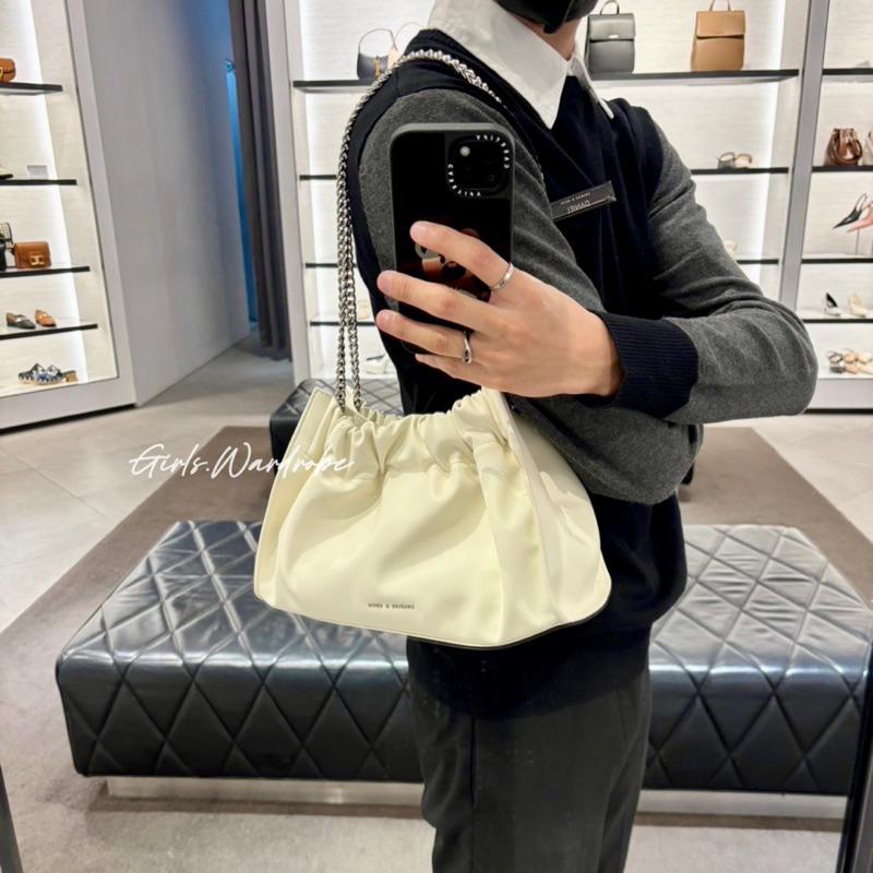 【𝐆𝐢𝐫𝐥𝐬.𝐖𝐚𝐫𝐝𝐫𝐨𝐛𝐞新加坡小CK正品代購】束口毛絨/皮革大容量雲朵包 單肩包 斜背包CK2-20782266-細節圖9