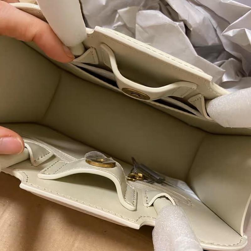 【𝐆𝐢𝐫𝐥𝐬.𝐖𝐚𝐫𝐝𝐫𝐨𝐛𝐞新加坡小CK正品代購】手提硬殼包 餅乾包 斜背包CK2-30781598 情人節-細節圖9