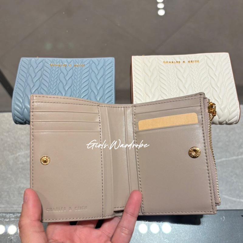 【𝐆𝐢𝐫𝐥𝐬.𝐖𝐚𝐫𝐝𝐫𝐨𝐛𝐞新加坡小CK正品代購】皮革麻花編織短夾 錢包CK6-10681108-細節圖3