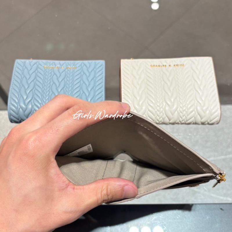 【𝐆𝐢𝐫𝐥𝐬.𝐖𝐚𝐫𝐝𝐫𝐨𝐛𝐞新加坡小CK正品代購】皮革麻花編織短夾 錢包CK6-10681108-細節圖4