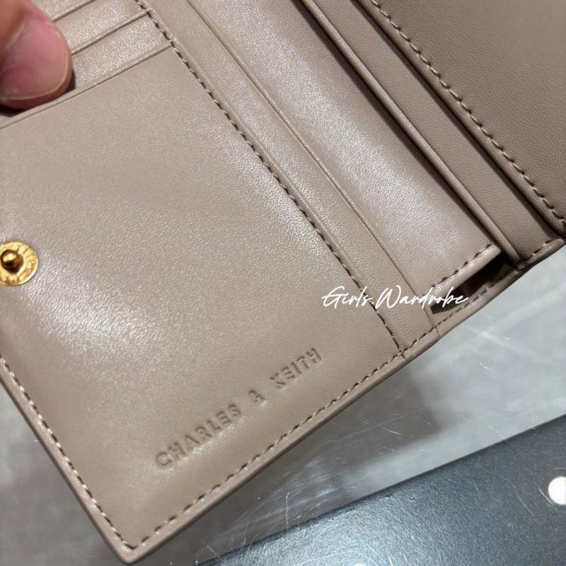 【𝐆𝐢𝐫𝐥𝐬.𝐖𝐚𝐫𝐝𝐫𝐨𝐛𝐞新加坡小CK正品代購】皮革麻花編織短夾 錢包CK6-10681108-細節圖6