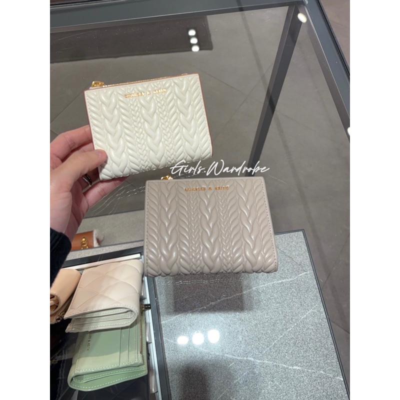 【𝐆𝐢𝐫𝐥𝐬.𝐖𝐚𝐫𝐝𝐫𝐨𝐛𝐞新加坡小CK正品代購】皮革麻花編織短夾 錢包CK6-10681108-細節圖7