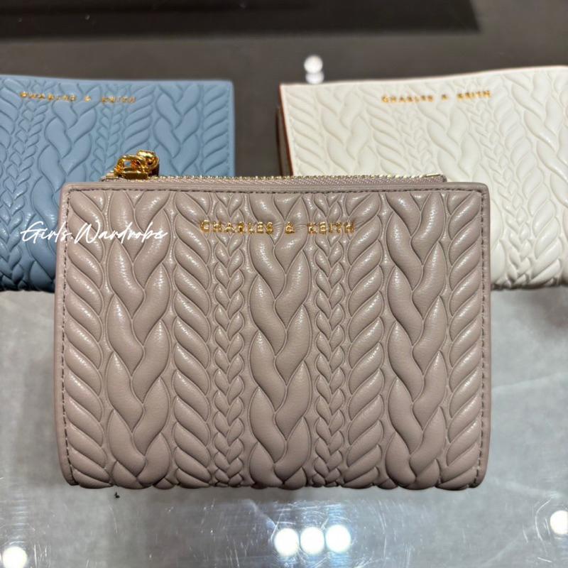 【𝐆𝐢𝐫𝐥𝐬.𝐖𝐚𝐫𝐝𝐫𝐨𝐛𝐞新加坡小CK正品代購】皮革麻花編織短夾 錢包CK6-10681108-細節圖8