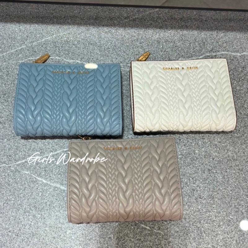 【𝐆𝐢𝐫𝐥𝐬.𝐖𝐚𝐫𝐝𝐫𝐨𝐛𝐞新加坡小CK正品代購】皮革麻花編織短夾 錢包CK6-10681108-細節圖9