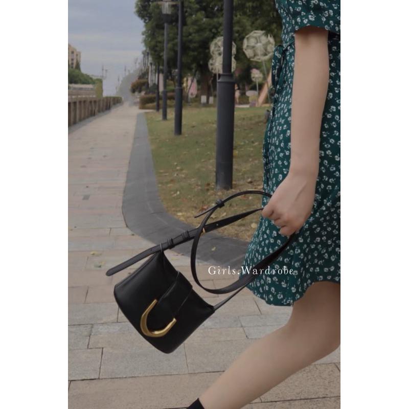 【𝐆𝐢𝐫𝐥𝐬.𝐖𝐚𝐫𝐝𝐫𝐨𝐛𝐞新加坡小CK正品代購】皮革/毛呢馬蹄釦薯條包 水桶包 斜背包CK2-10781870-細節圖2