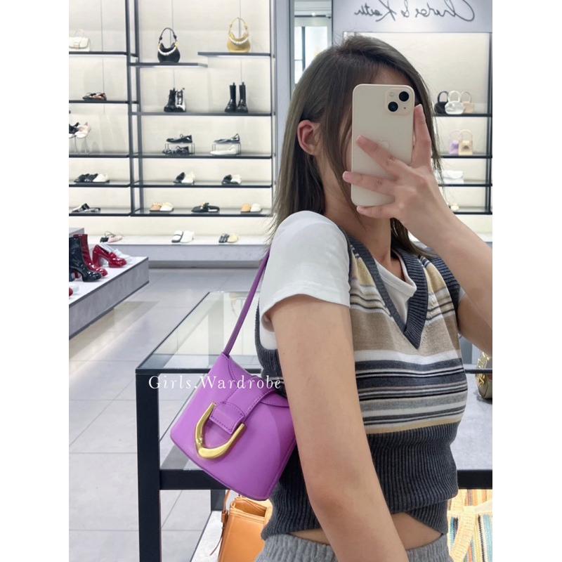 【𝐆𝐢𝐫𝐥𝐬.𝐖𝐚𝐫𝐝𝐫𝐨𝐛𝐞新加坡小CK正品代購】皮革/毛呢馬蹄釦薯條包 水桶包 斜背包CK2-10781870-細節圖3