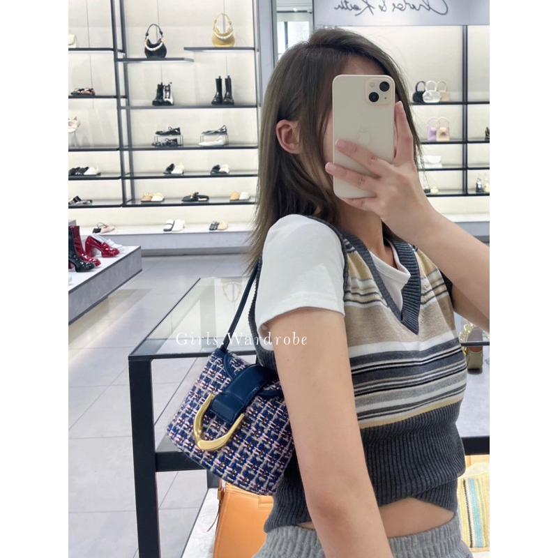 【𝐆𝐢𝐫𝐥𝐬.𝐖𝐚𝐫𝐝𝐫𝐨𝐛𝐞新加坡小CK正品代購】皮革/毛呢馬蹄釦薯條包 水桶包 斜背包CK2-10781870-細節圖4