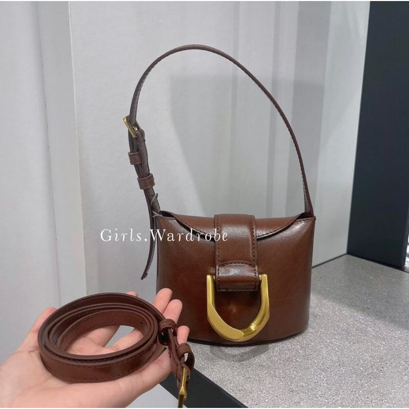 【𝐆𝐢𝐫𝐥𝐬.𝐖𝐚𝐫𝐝𝐫𝐨𝐛𝐞新加坡小CK正品代購】皮革/毛呢馬蹄釦薯條包 水桶包 斜背包CK2-10781870-細節圖5