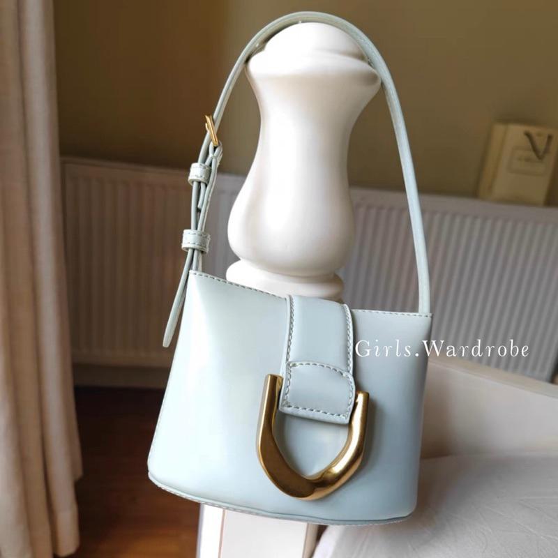 【𝐆𝐢𝐫𝐥𝐬.𝐖𝐚𝐫𝐝𝐫𝐨𝐛𝐞新加坡小CK正品代購】皮革/毛呢馬蹄釦薯條包 水桶包 斜背包CK2-10781870-細節圖7