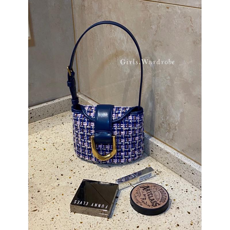 【𝐆𝐢𝐫𝐥𝐬.𝐖𝐚𝐫𝐝𝐫𝐨𝐛𝐞新加坡小CK正品代購】皮革/毛呢馬蹄釦薯條包 水桶包 斜背包CK2-10781870-細節圖8