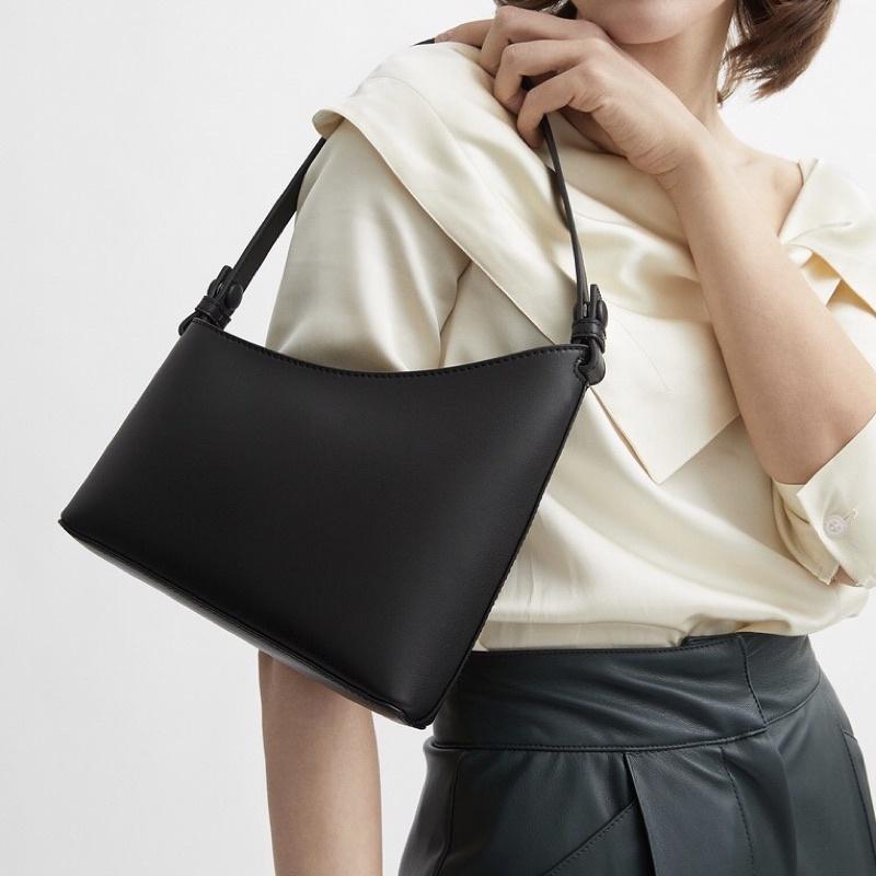 【𝐆𝐢𝐫𝐥𝐬.𝐖𝐚𝐫𝐝𝐫𝐨𝐛𝐞新加坡小CK正品代購】幾何剪裁單肩手提斜背包CK2-50781526-細節圖9