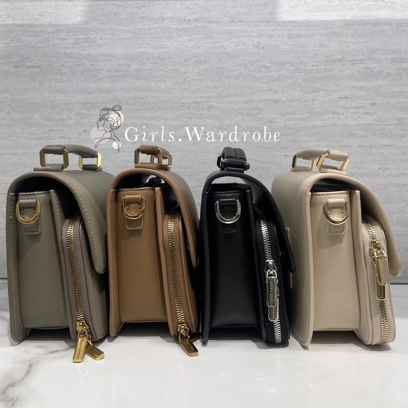 【𝐆𝐢𝐫𝐥𝐬.𝐖𝐚𝐫𝐝𝐫𝐨𝐛𝐞新加坡小CK正品代購】簡約斜背包 劍橋包 小方包CK2-80160021 80160091-細節圖2