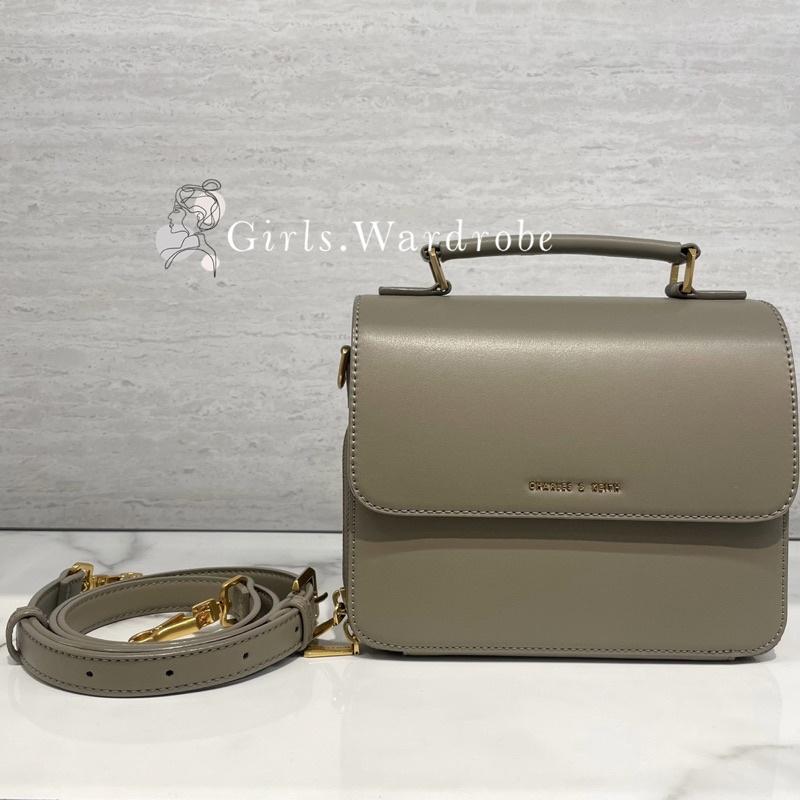 【𝐆𝐢𝐫𝐥𝐬.𝐖𝐚𝐫𝐝𝐫𝐨𝐛𝐞新加坡小CK正品代購】簡約斜背包 劍橋包 小方包CK2-80160021 80160091-細節圖3