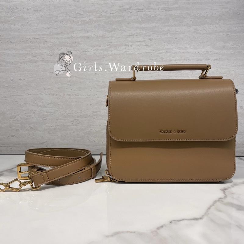 【𝐆𝐢𝐫𝐥𝐬.𝐖𝐚𝐫𝐝𝐫𝐨𝐛𝐞新加坡小CK正品代購】簡約斜背包 劍橋包 小方包CK2-80160021 80160091-細節圖4