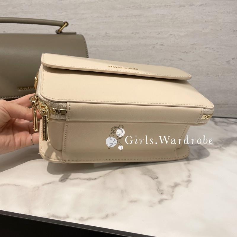 【𝐆𝐢𝐫𝐥𝐬.𝐖𝐚𝐫𝐝𝐫𝐨𝐛𝐞新加坡小CK正品代購】簡約斜背包 劍橋包 小方包CK2-80160021 80160091-細節圖7