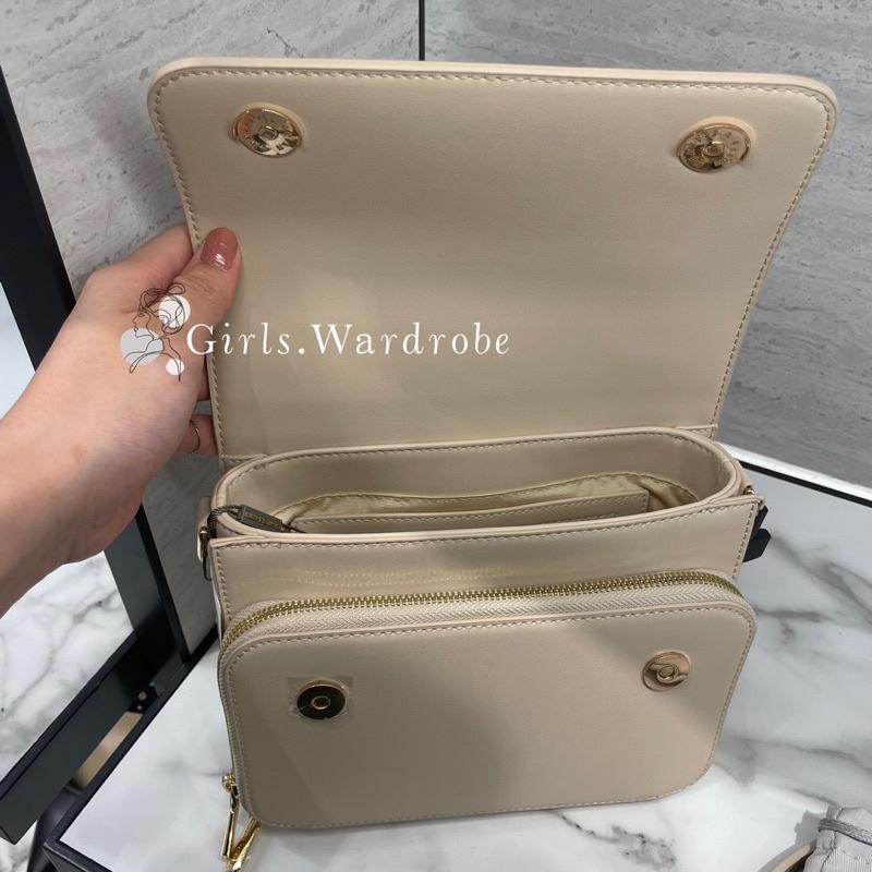 【𝐆𝐢𝐫𝐥𝐬.𝐖𝐚𝐫𝐝𝐫𝐨𝐛𝐞新加坡小CK正品代購】簡約斜背包 劍橋包 小方包CK2-80160021 80160091-細節圖8