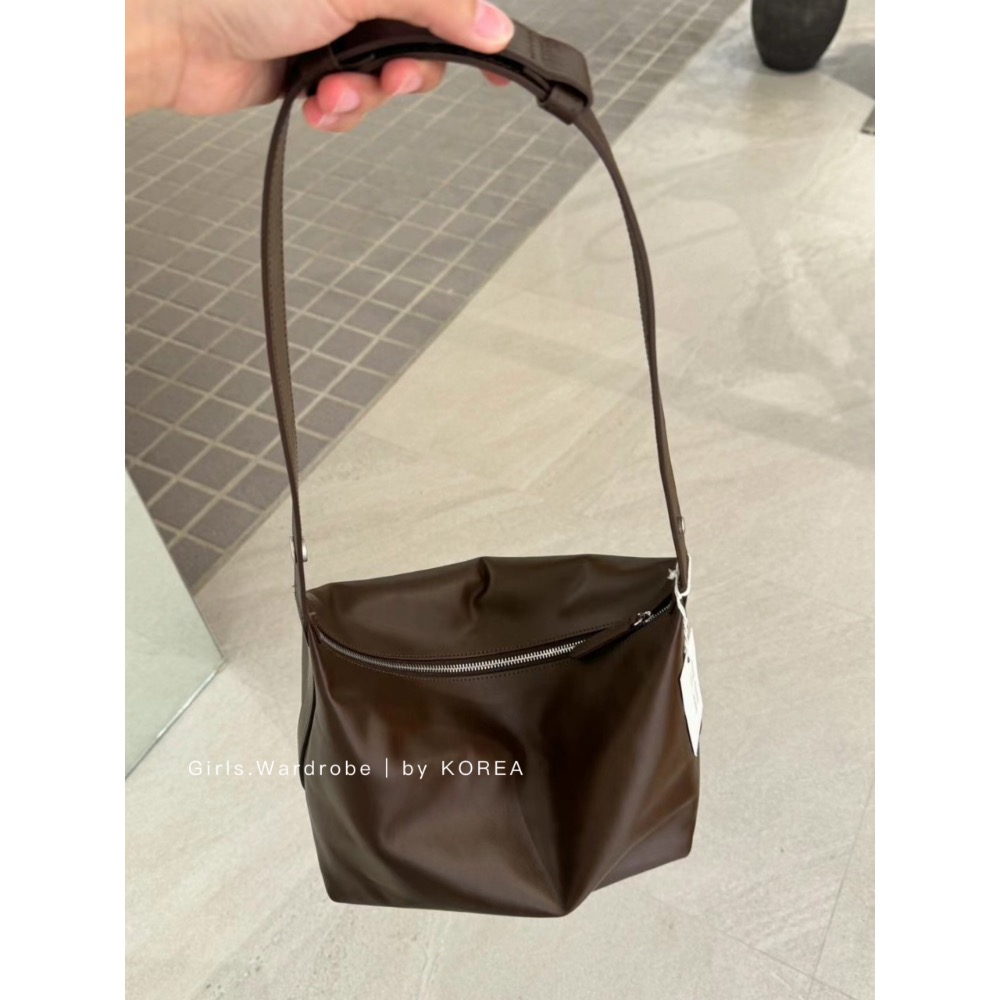 【𝐆𝐢𝐫𝐥𝐬.𝐖𝐚𝐫𝐝𝐫𝐨𝐛𝐞🇰🇷韓國正品代購】正韓bucks & leather手工牛皮拉鍊斜背包 肩背包-細節圖3