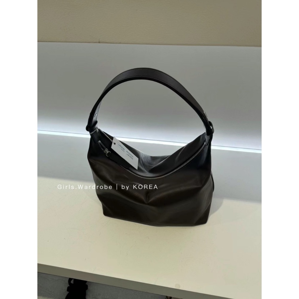 【𝐆𝐢𝐫𝐥𝐬.𝐖𝐚𝐫𝐝𝐫𝐨𝐛𝐞🇰🇷韓國正品代購】正韓bucks & leather手工牛皮拉鍊斜背包 肩背包-細節圖5