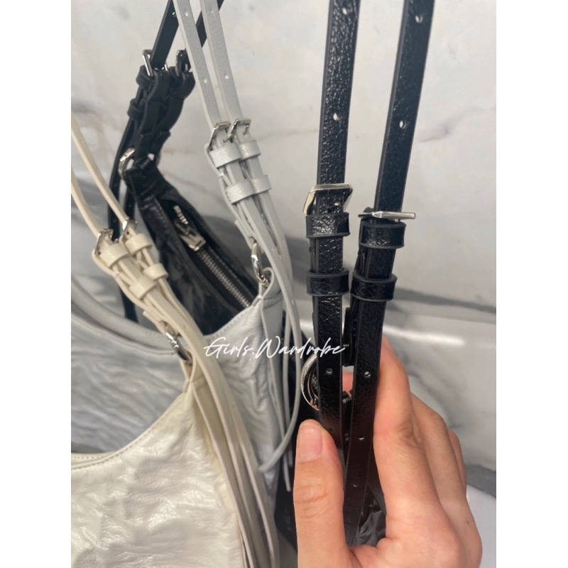 ￼【𝐆𝐢𝐫𝐥𝐬.𝐖𝐚𝐫𝐝𝐫𝐨𝐛𝐞新加坡小CK正品代購】Hobo皺摺包 半月形單肩包 斜背包CK2-40271360-細節圖2