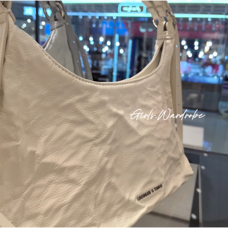 ￼【𝐆𝐢𝐫𝐥𝐬.𝐖𝐚𝐫𝐝𝐫𝐨𝐛𝐞新加坡小CK正品代購】Hobo皺摺包 半月形單肩包 斜背包CK2-40271360-細節圖3