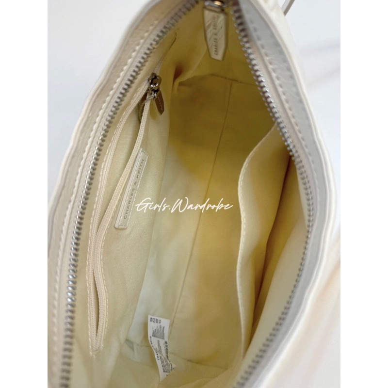 ￼【𝐆𝐢𝐫𝐥𝐬.𝐖𝐚𝐫𝐝𝐫𝐨𝐛𝐞新加坡小CK正品代購】Hobo皺摺包 半月形單肩包 斜背包CK2-40271360-細節圖4