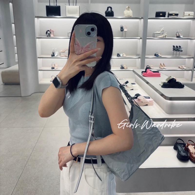 ￼【𝐆𝐢𝐫𝐥𝐬.𝐖𝐚𝐫𝐝𝐫𝐨𝐛𝐞新加坡小CK正品代購】Hobo皺摺包 半月形單肩包 斜背包CK2-40271360-細節圖6