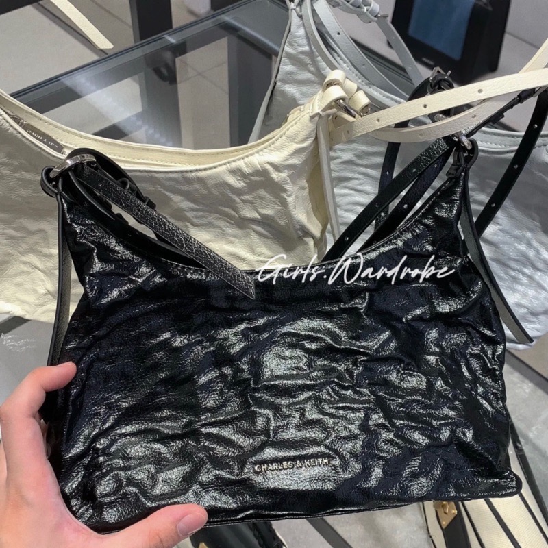 ￼【𝐆𝐢𝐫𝐥𝐬.𝐖𝐚𝐫𝐝𝐫𝐨𝐛𝐞新加坡小CK正品代購】Hobo皺摺包 半月形單肩包 斜背包CK2-40271360-規格圖9