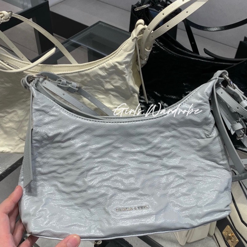 ￼【𝐆𝐢𝐫𝐥𝐬.𝐖𝐚𝐫𝐝𝐫𝐨𝐛𝐞新加坡小CK正品代購】Hobo皺摺包 半月形單肩包 斜背包CK2-40271360-規格圖9