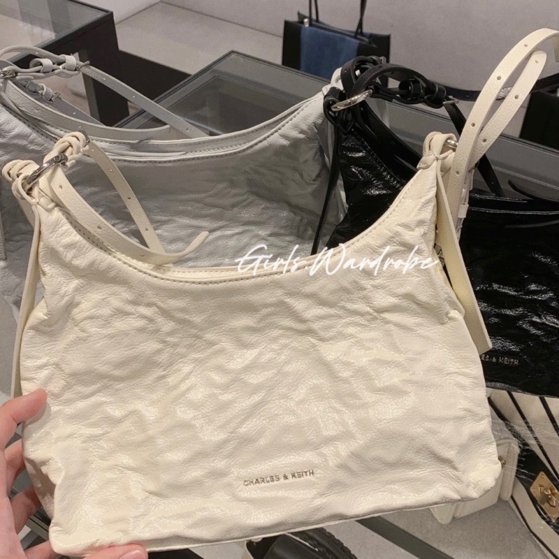 ￼【𝐆𝐢𝐫𝐥𝐬.𝐖𝐚𝐫𝐝𝐫𝐨𝐛𝐞新加坡小CK正品代購】Hobo皺摺包 半月形單肩包 斜背包CK2-40271360-規格圖9