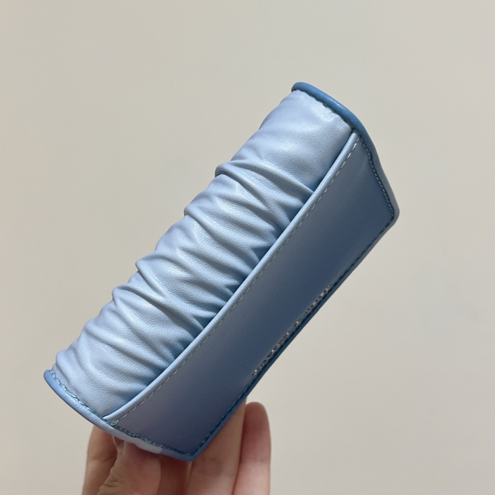 【𝐆𝐢𝐫𝐥𝐬.𝐖𝐚𝐫𝐝𝐫𝐨𝐛𝐞新加坡小CK正品代購】漸層藍子母扣卡夾（附盒）-細節圖3