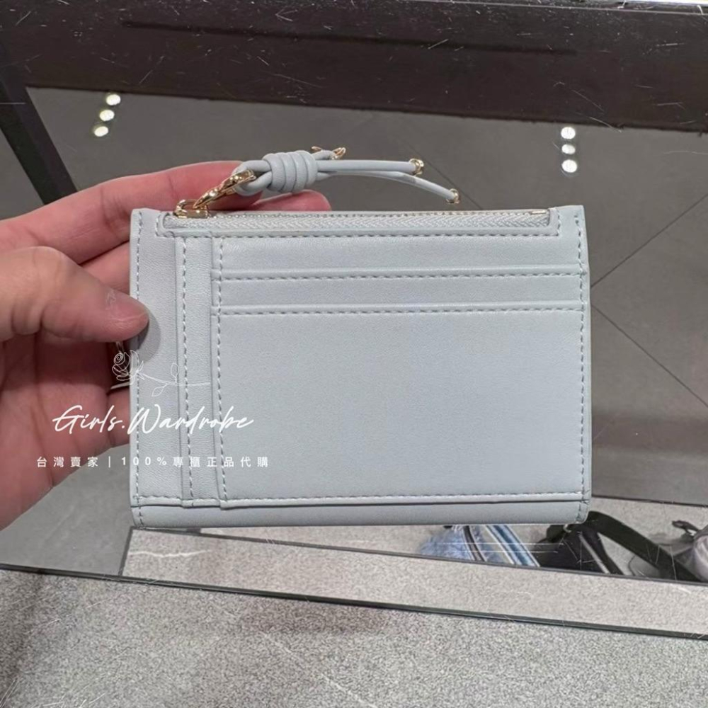 現貨🔥𝐆𝐢𝐫𝐥𝐬.𝐖𝐚𝐫𝐝𝐫𝐨𝐛𝐞｜小ck繩結吊飾拉鍊短夾 錢包CK6-10681184-細節圖6