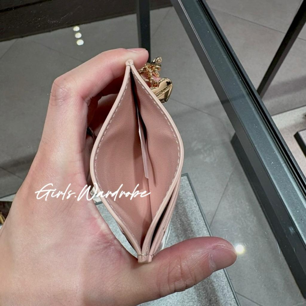 現貨🔥𝐆𝐢𝐫𝐥𝐬.𝐖𝐚𝐫𝐝𝐫𝐨𝐛𝐞｜ 小ck菱格愛心蝴蝶結吊飾卡夾 卡包CK6-50770712正品代購 情人節禮物-細節圖6