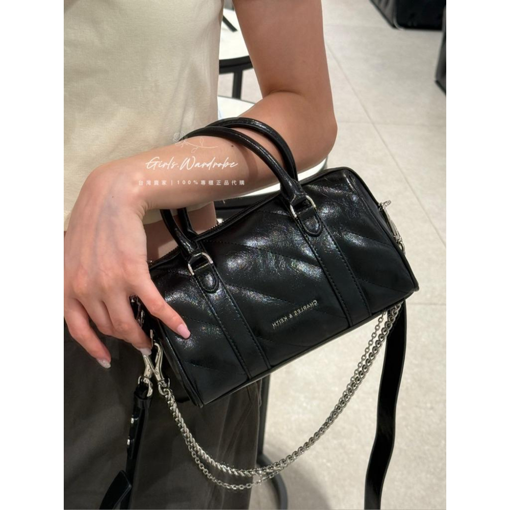 現貨🔥𝐆𝐢𝐫𝐥𝐬.𝐖𝐚𝐫𝐝𝐫𝐨𝐛𝐞｜小ck 多背法鍊條波士頓包CK2-30151559情人節禮物 生日禮物-細節圖4