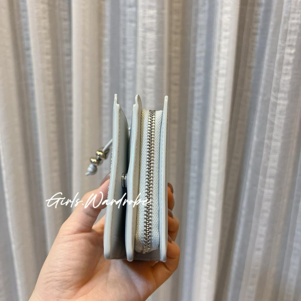 現貨🔥𝐆𝐢𝐫𝐥𝐬.𝐖𝐚𝐫𝐝𝐫𝐨𝐛𝐞｜ 小ck 金豆造型拉鍊短夾CK6-10681201生日禮物 女生錢包 情人節禮物-細節圖4