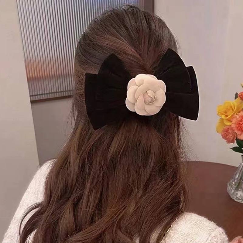 現貨 台灣 ✨ 新年髮飾 白鹿同款 山茶花絲絨大號蝴蝶結髮夾 彈簧夾 小香風 復古 側邊夾子 瀏海夾 鴨嘴夾 新娘髮飾-細節圖9