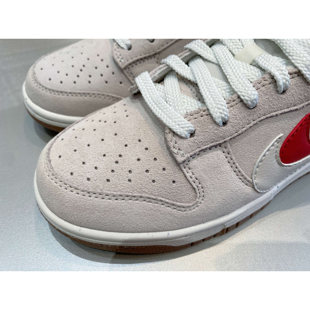 《Value》NIKE SB Dunk Low 白灰 灰紅 麂皮 焦糖底 雙勾 運動 休閒 男女鞋 DO9457-100-細節圖4